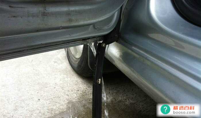 汽车底盘放水孔怎么打开