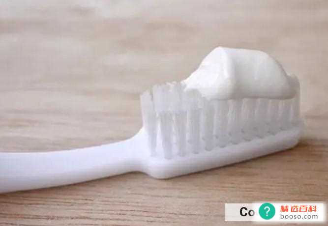 白色帆布鞋的清洗方式(白色的帆布鞋具备其他刷洗方式)