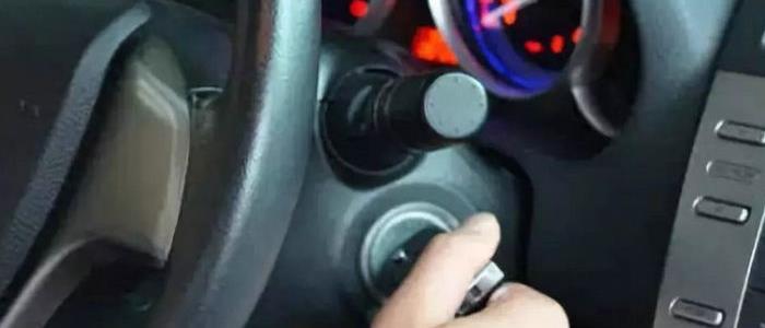 方向盘锁了钥匙转不动什么原因