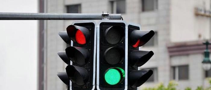 手动挡等红绿灯停车正确方法