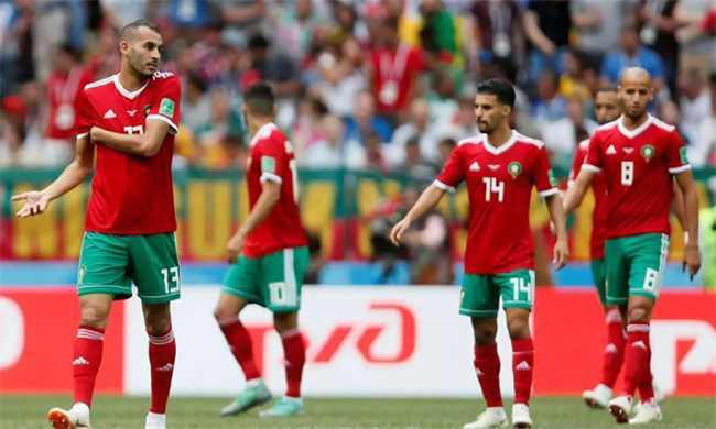 感动，不敌法国摩洛哥全队跪地致谢球迷(摩洛哥全队跪地致谢球迷)
