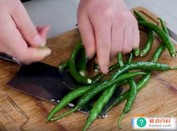 诱人的虎皮尖椒怎么做好吃又简单(诱人的虎皮尖椒怎么做比较好吃)