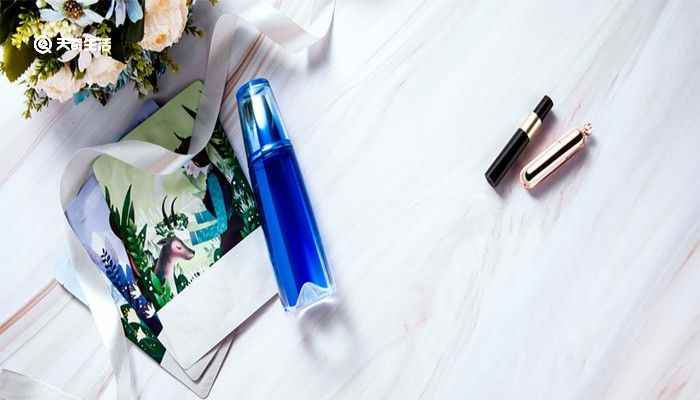 克莱因蓝显白还是显黑(克莱因蓝搭配什么颜色好看)