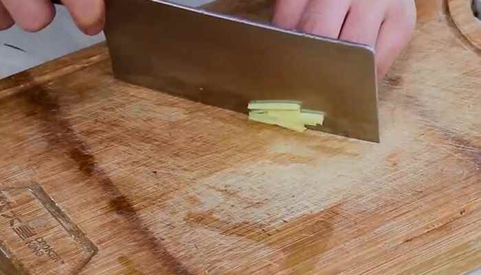 尖椒炒肉的做法(五花肉怎么做好吃)