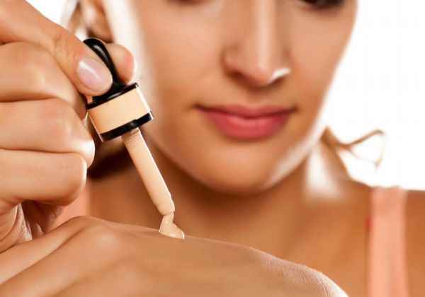 粉底液有哪些作用(粉底液的作用有:防晒、隔离脏空气、修容调色、抗辐射、抗衰老、)