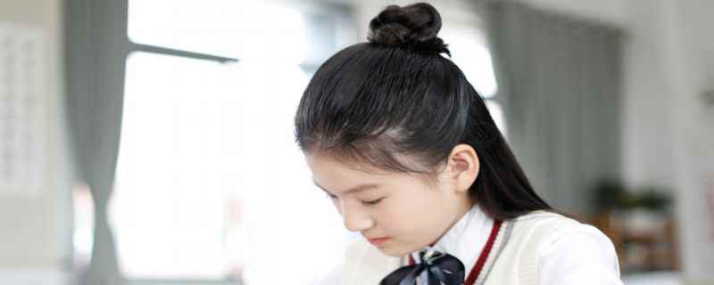 简单半丸子头扎法(先用护发精华乳护理头发后再用卷发棒卷烫头发)