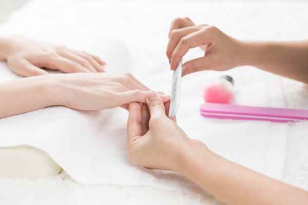 指甲油怎么涂(指甲油的涂抹方法有哪些)