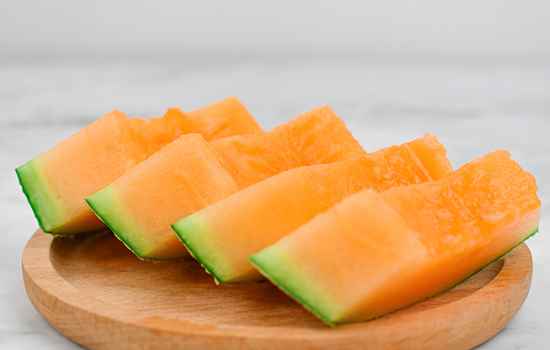 新疆有哪些特色水果(新疆特色水果有喀纳斯蜜瓜、尉犁甜瓜、一〇三团)