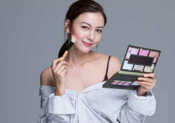 腮红怎么打(腮红打法有哪些)