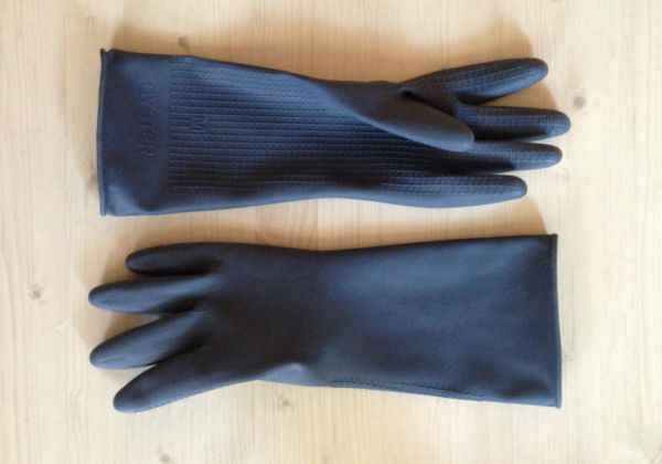 5个妙招去除衣服起球(衣服起球可以用梳子、魔术贴、剃须刀、橡胶手套、洗碗海绵来去除)