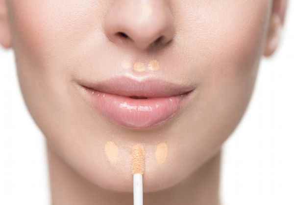 粉底液有哪些作用(粉底液的作用有:防晒、隔离脏空气、修容调色、抗辐射、抗衰老、)