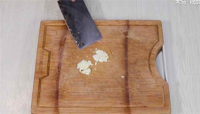 炒扁豆怎么做(扁豆角300克、大蒜3瓣、干辣椒3个)