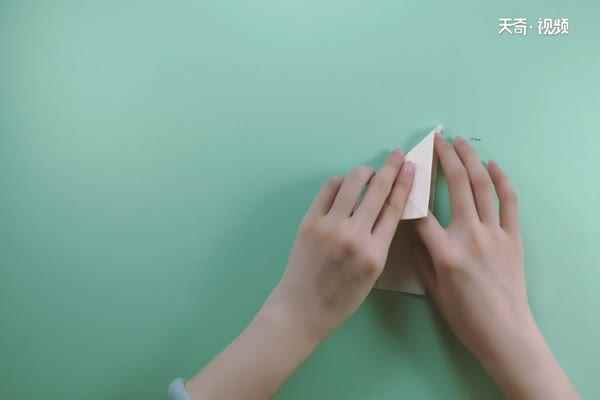甲虫的折法(彩纸折痕折向中间怎么做)