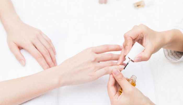 做美甲的基本步骤有哪些(美甲前先用温水泡手并清洗指甲上的脏东西)