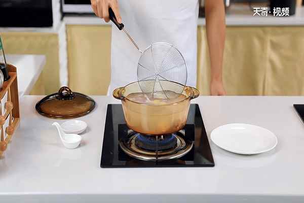 猴头菇排骨汤的做法(排骨250克干猴头菇80克姜1块、红枣3颗、枸杞5克)