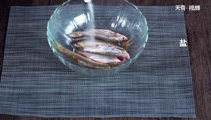 炖小鱼贴饼子怎么做(小黄鱼的做法步骤有哪些)