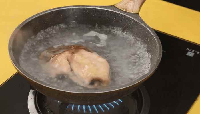 拌肚丝怎么做(熟猪肚200克、青尖椒1个、香菜适量、生抽)