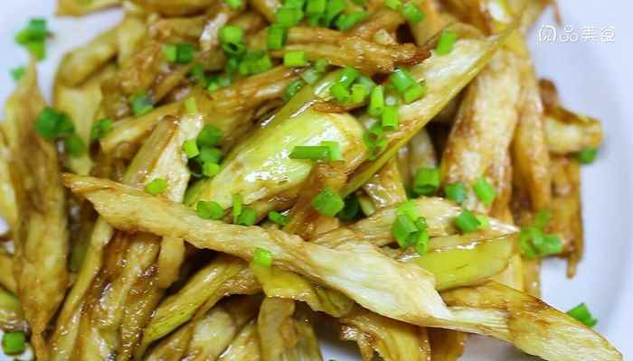 凉拌茭白的做法(茭白300克小葱切葱花)