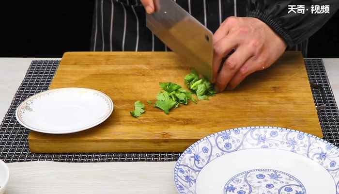 凉拌变蛋的做法(小米辣怎么做好吃)