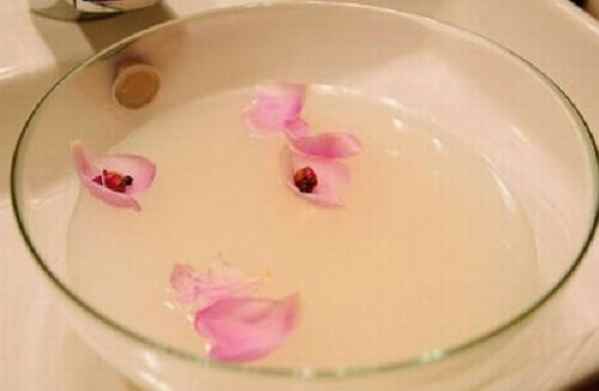 如何用淘米水洗头发(淘米水怎么洗头)