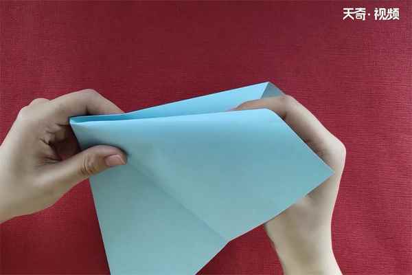 蝴蝶的折法(纸张翻过来怎么办怎么形成三角形)