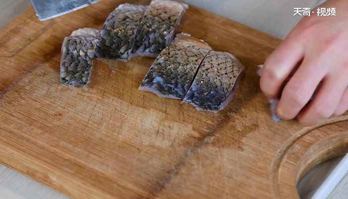 青椒炒鱼块的做法(草鱼怎么做好吃)