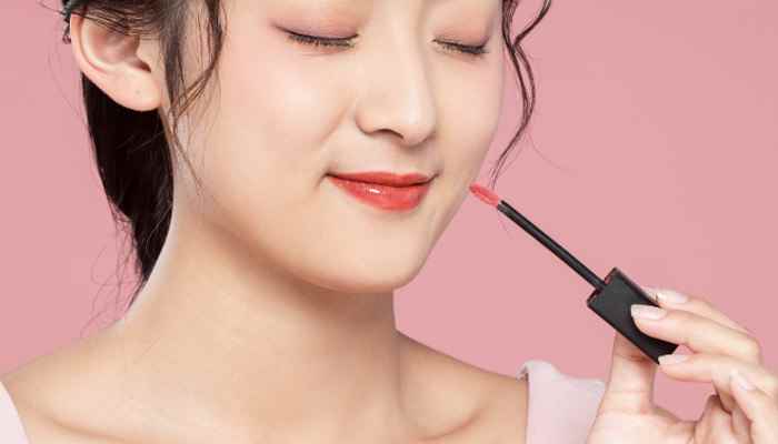 涂唇釉的正确步骤(唇釉叠加唇彩的涂抹方法)