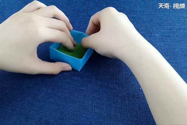 收纳盒的折法(一张方形彩纸的制作步骤)