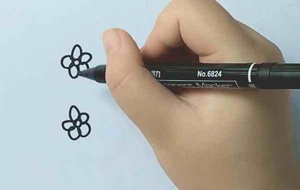 花丛简笔画(草丛涂上绿色就完成啦!)