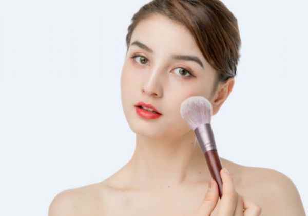 腮红怎么打(腮红打法有哪些)