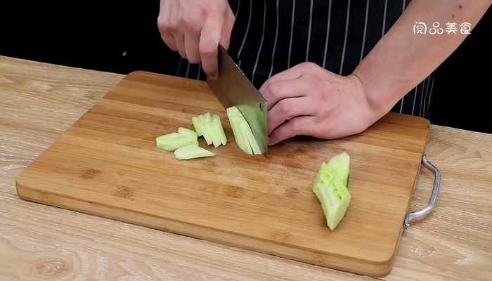 凉拌银耳黄瓜的做法(银耳怎么做好吃)