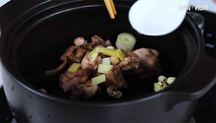 莲子炖鸡汤的做法(鸡肉怎么做最好吃)