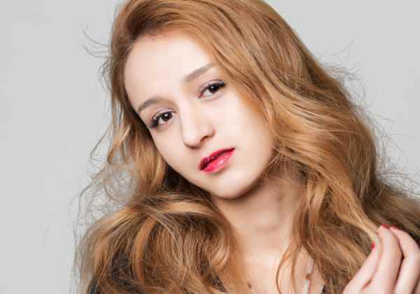 胖脸适合什么发型(胖脸适合的发型有:微卷侧马尾、齐肩内扣发型、中分长卷发、空气)