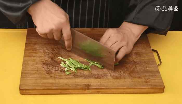 拌肚丝怎么做(熟猪肚200克、青尖椒1个、香菜适量、生抽)