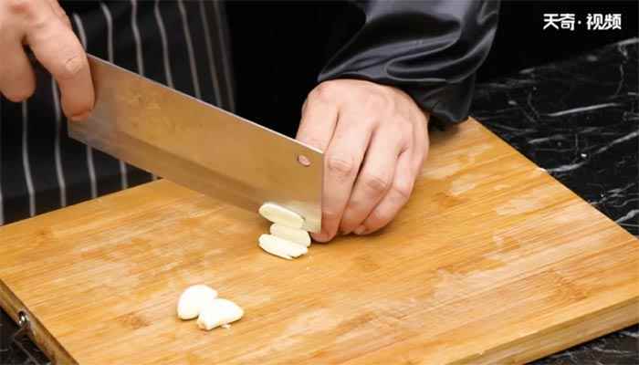 酱腌萝卜条的做法(小米辣切片怎么做好吃)