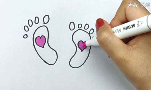 脚丫简笔画(我们先用线条画一个脚掌出来)