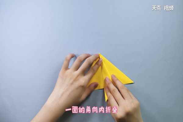 螃蟹的折法(方形彩纸怎么收拢成大三角)