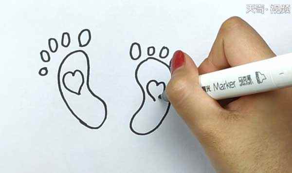 脚丫简笔画(我们先用线条画一个脚掌出来)