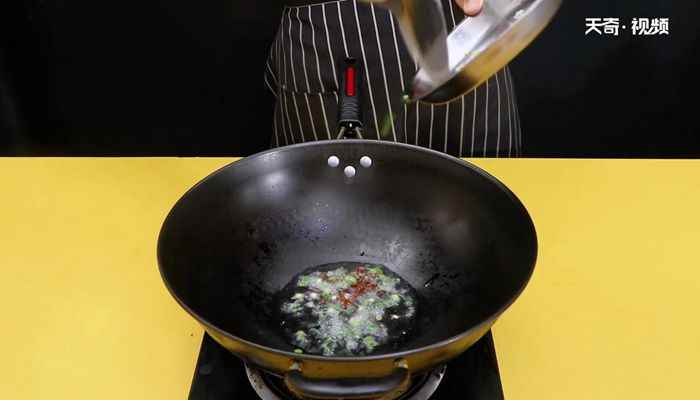 鲜辣椒酱怎么做(鲜红辣椒怎么做好吃)