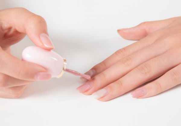 指甲油怎么涂(指甲油的涂抹方法有哪些)