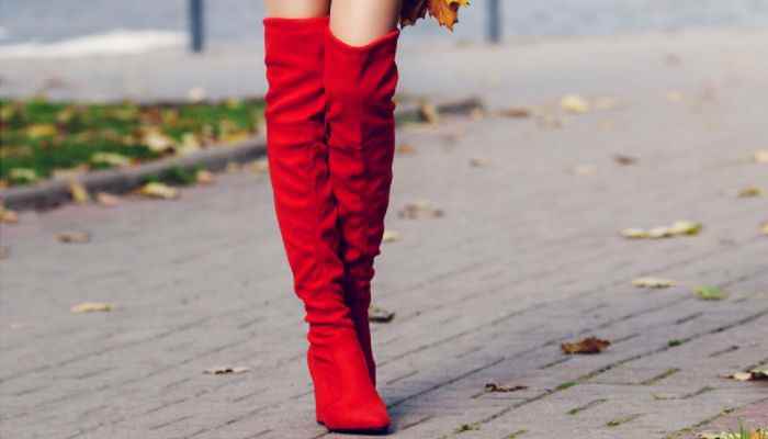 高筒靴的搭配方法(高筒靴搭配打底袜、短款针织连衣裙、毛呢外套)
