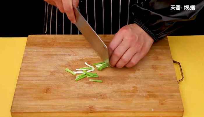 炒青豆芽的做法(青豆芽300克、蚝油1汤匙、盐1茶匙、米醋)