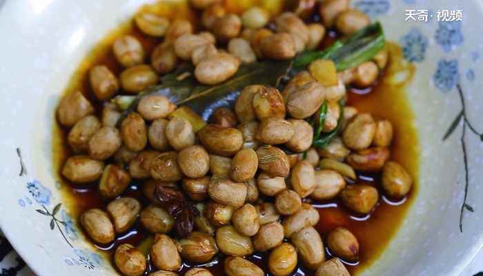 水煮花生米的做法(花生米300克、小葱3根、姜2克、八角1个、香叶1片、小茴香)