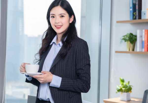 四十岁女人适合什么发型(四十岁女人适合的发型有:波浪卷发、大卷中长发、波波头短发、知)