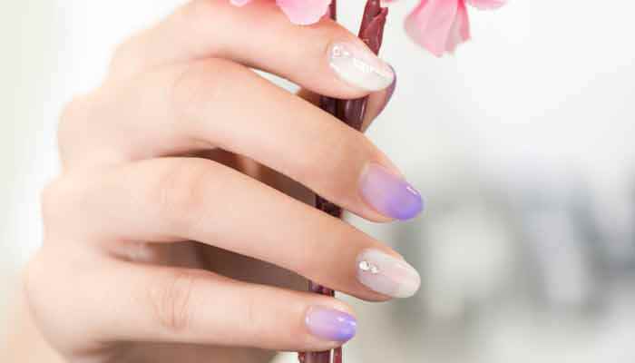 做的美甲自己怎么去掉  自己卸除美甲的方法