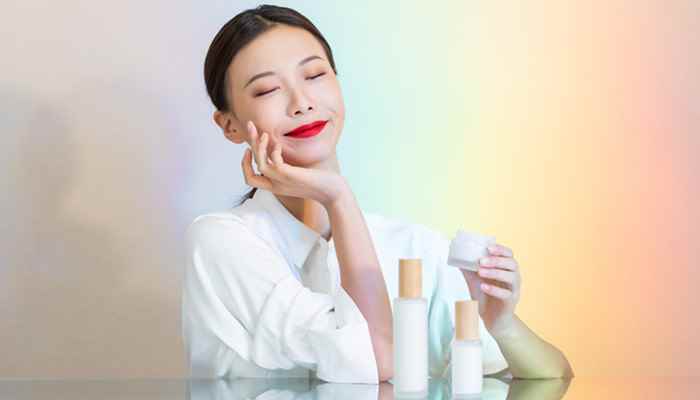 是先用水乳(精华有保湿美白抗皱等功效)