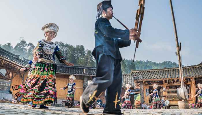 苗族的服装特点(湘西型苗族服饰考察资料称百余种)