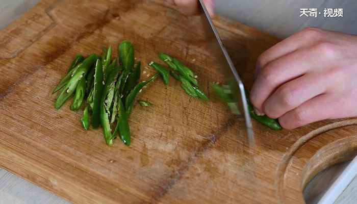 青椒炒鱼块的做法(草鱼怎么做好吃)