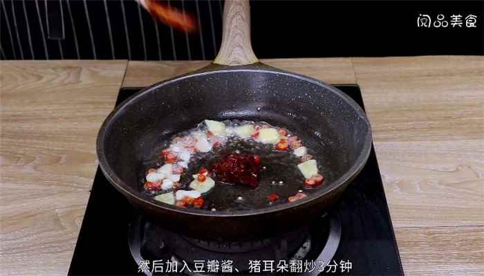 爆炒猪耳朵怎么做(猪耳朵怎么做好吃)