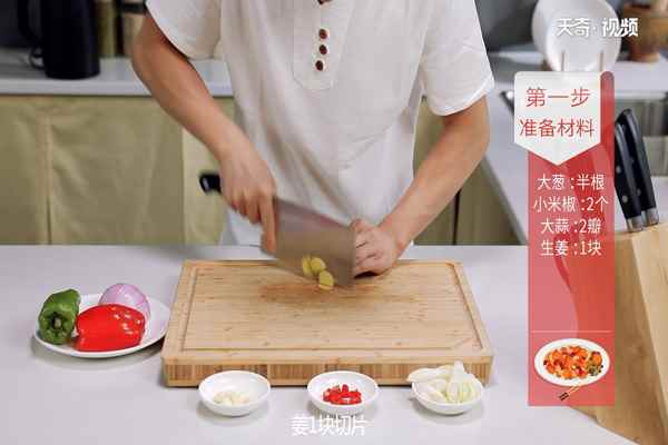 爆炒鱿鱼卷的做法(鱿鱼花的做法)